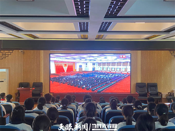 修文一中师生在收看直播六桶中学校长曹龙表示,中国的未来属于青年
