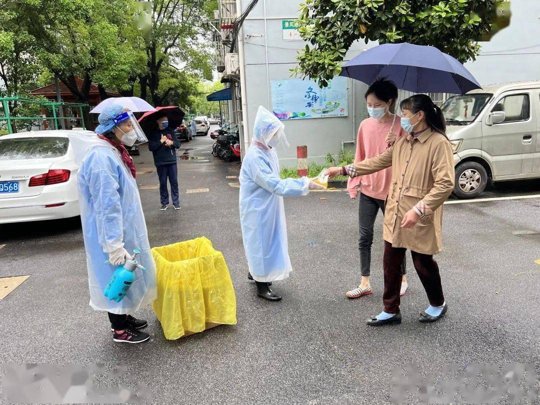 防疫一线顶风冒雨奋进不歇他们坚守小区防疫第一线