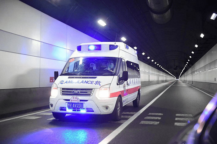 日本蓝色警灯救护车图片