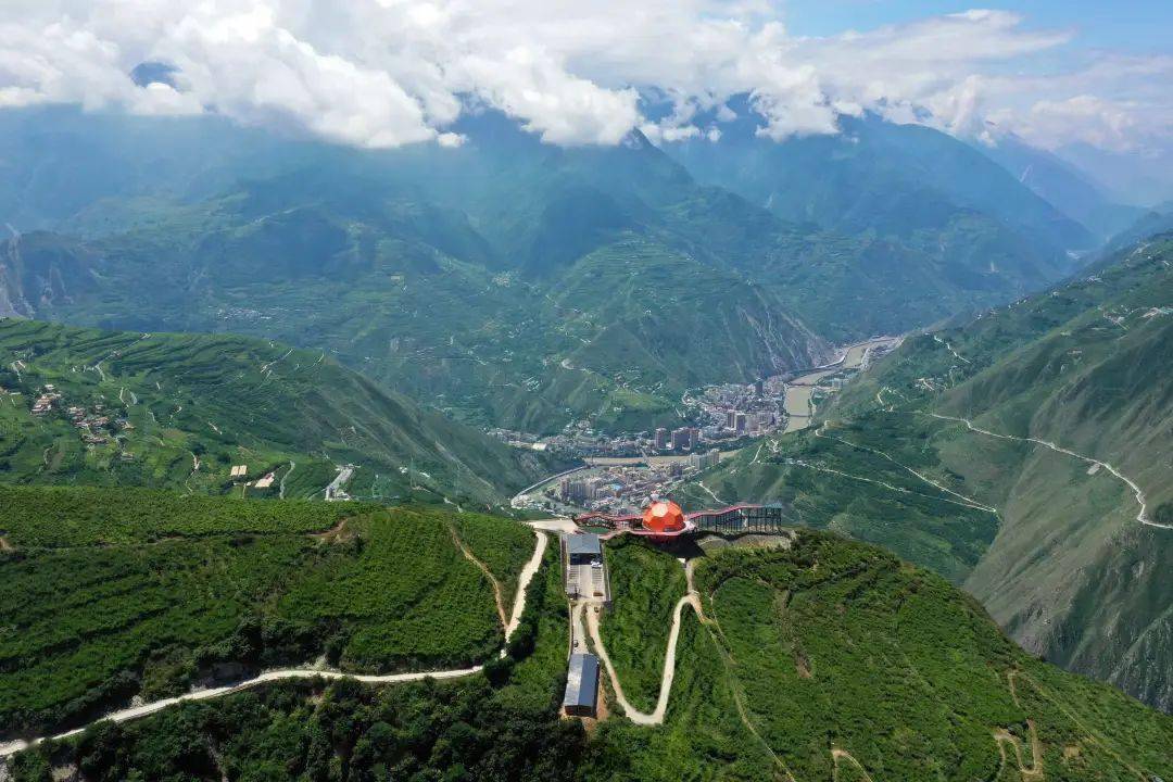 接力晒阿坝州三家园示范镇之汶川县威州