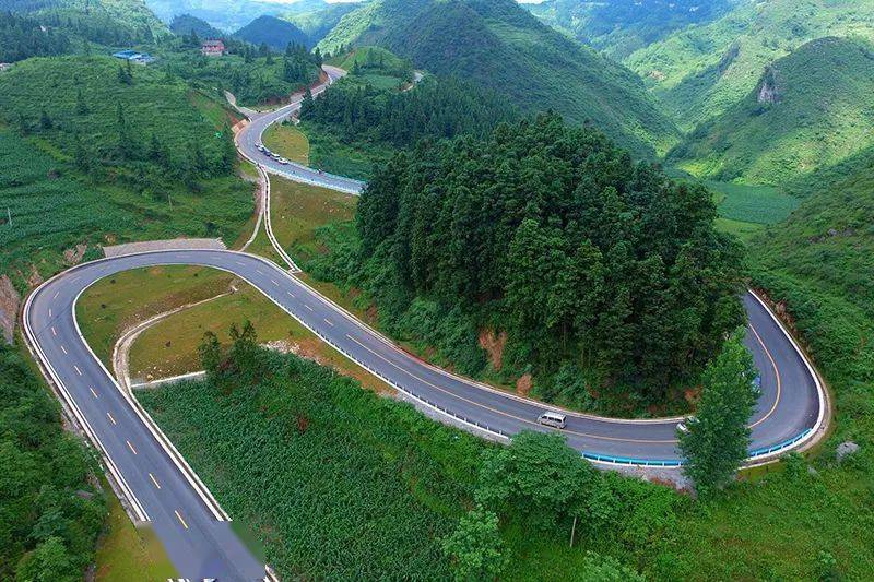 g320線大山哨至鎮寧段景美路暢,成為騎行旅遊的理想路段.