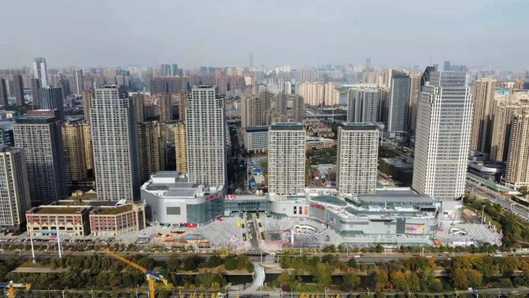 2公里左右的武汉方圆荟(原海宁皮革城)预计今年底开业,金茂商业也