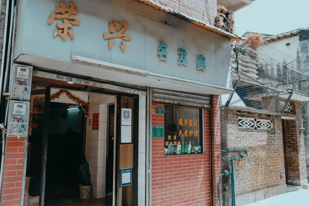 要找到这些旧式的理发师或者发廊,只能在像大岗这种老城区的小巷子里