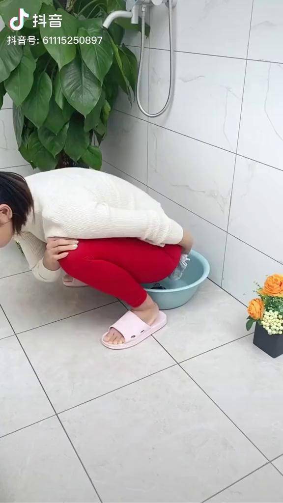 别这样蹲着洗屁屁了起来时头晕眼花试试这个马桶浴盆吧男女老少都能用