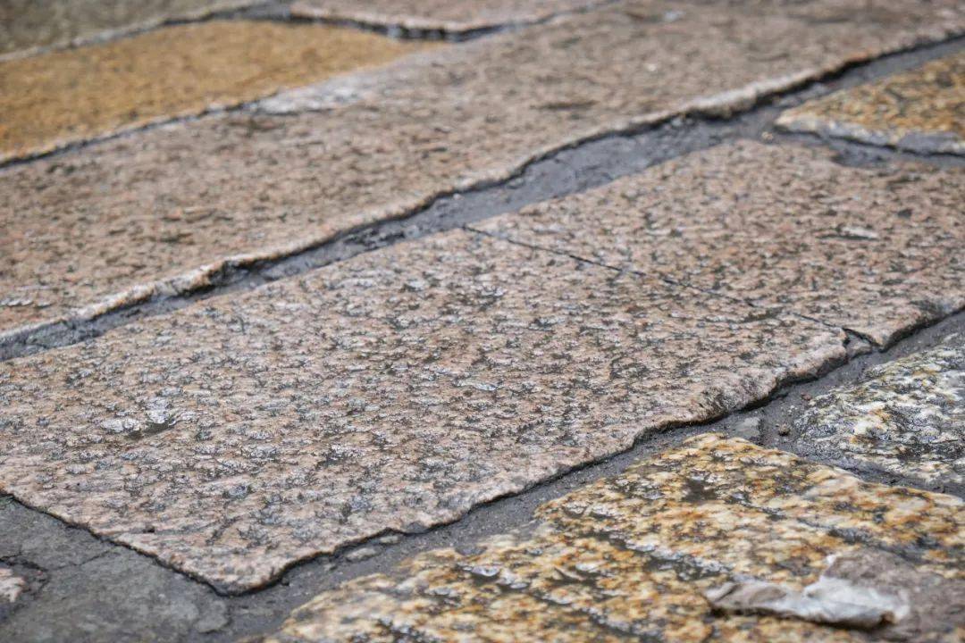 麻石街巷的铺设,还有些小讲究:一般来说,"街"由五块麻石并列铺成,"巷"