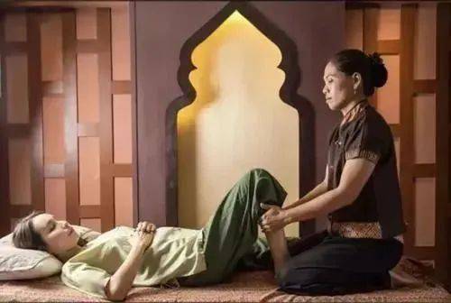 按摩师运用专业手法进行肩颈穴位,经络的疏通按摩,再配合柔和的力道