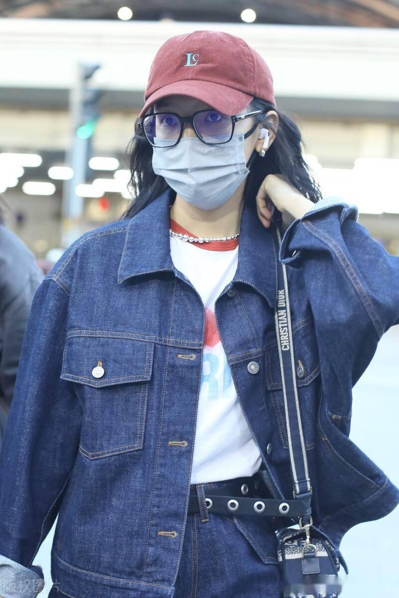 章若楠身穿牛仔套装现身机场戴棒球帽气质好