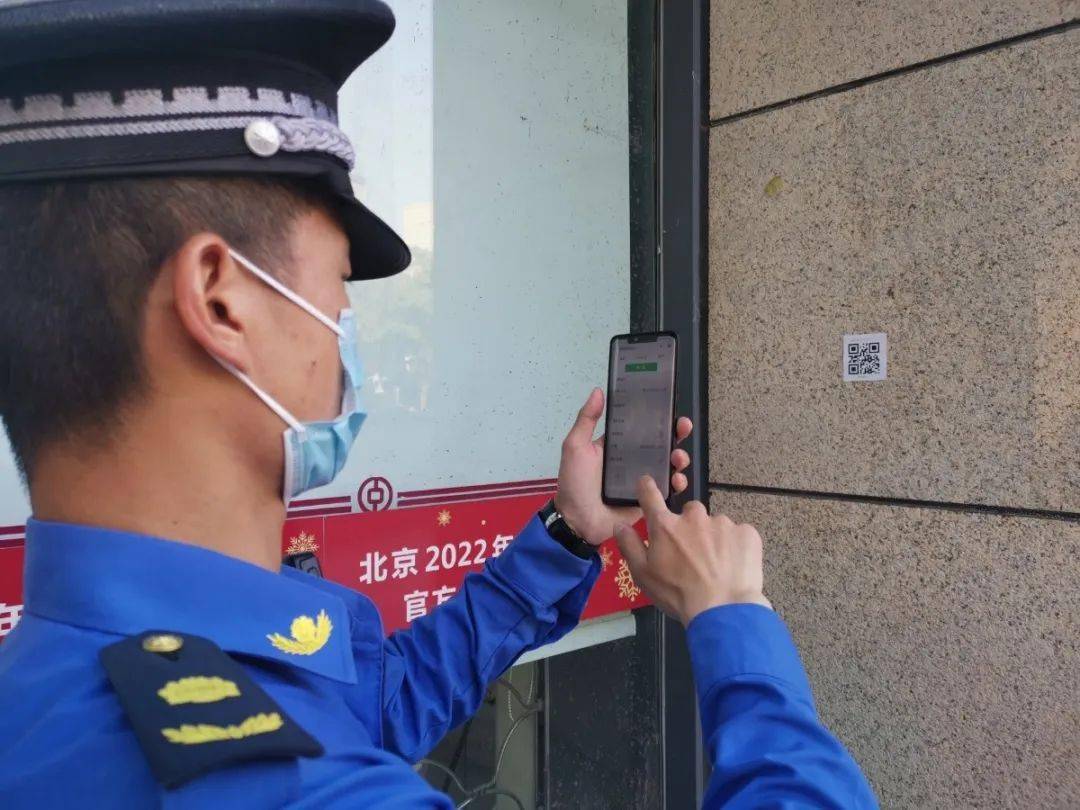 投入应用了一套智能巡检系统,并在问题易发点位设置一张二维码