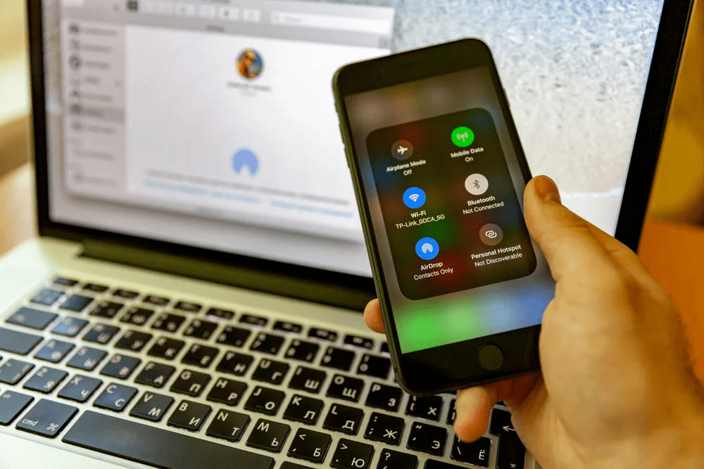 苹果 iphone airdrop 手机隔空投送功能被恶意利用,致使海外一架航班