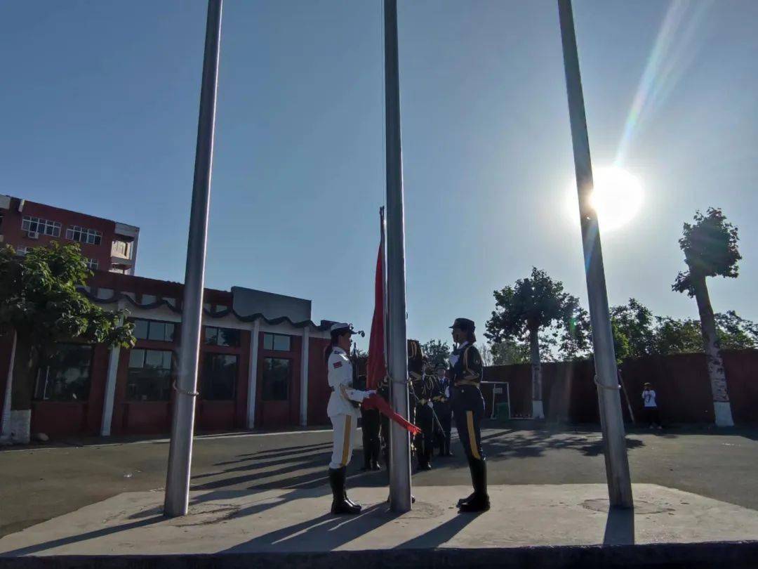 升旗仪式|勇敢的接受挑战,不断的超越自我(学府路校区)_国旗护卫队