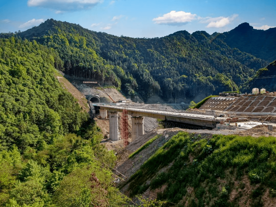 穀風景區內的虞山溪大橋上部結構全部完成,早稻衝隧道也於2022年5月