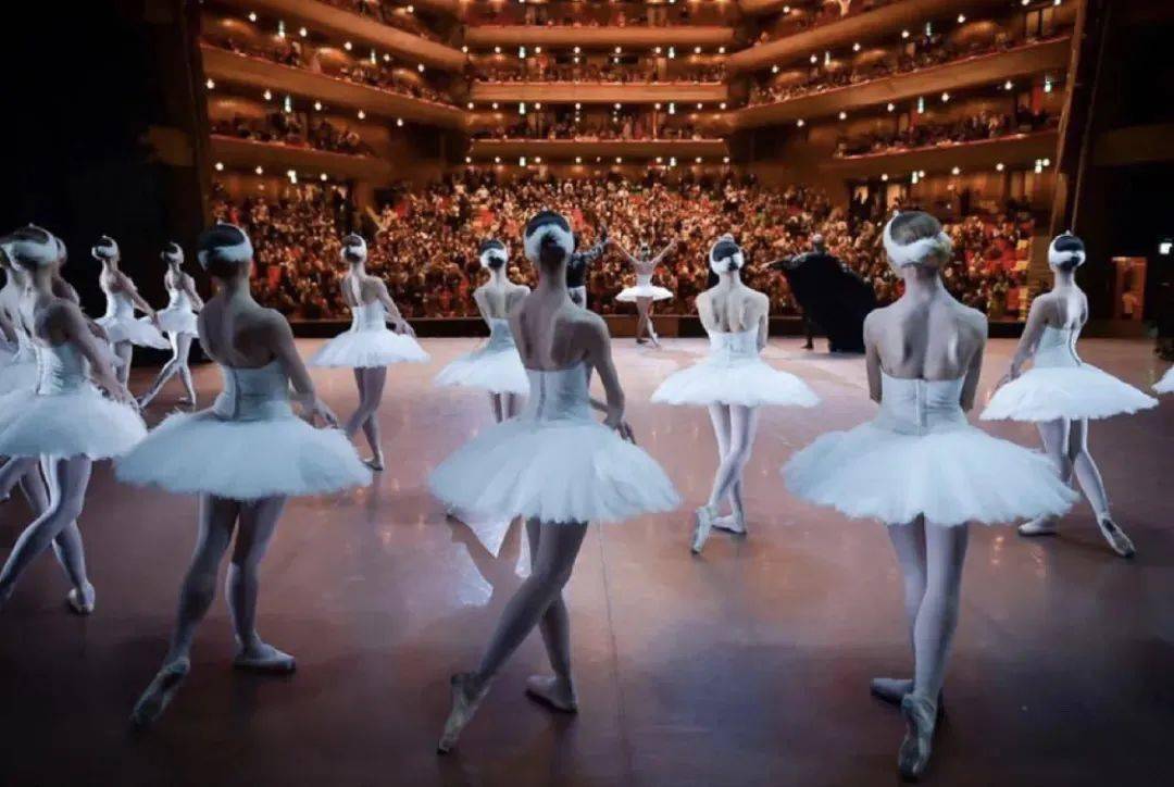 一,为何行礼礼仪的第一步芭蕾,源自宫廷的高贵,包含了各式各样的礼仪