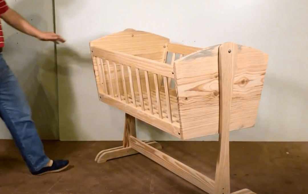 其实这和当时的生产能力有关,首先婴儿床用料好,质量重,比较名贵和