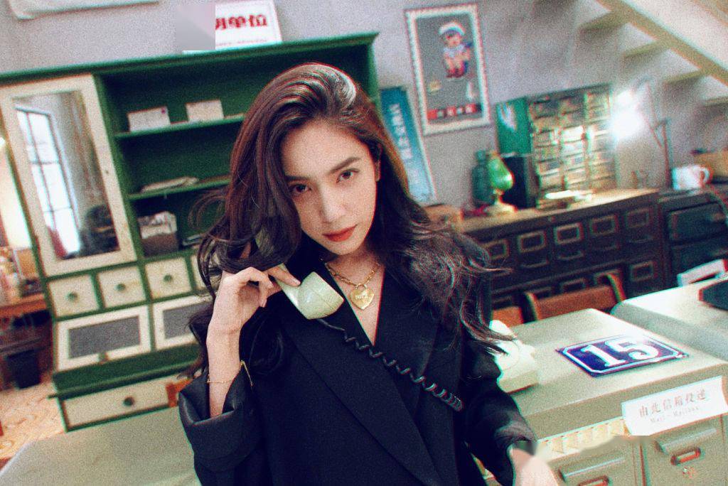 夏若妍晒古董店探店库存美照披白色头纱摩登率性