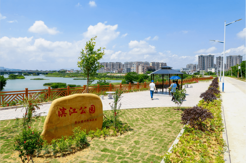 隆江镇这个地方多了一个景色迷人的公园