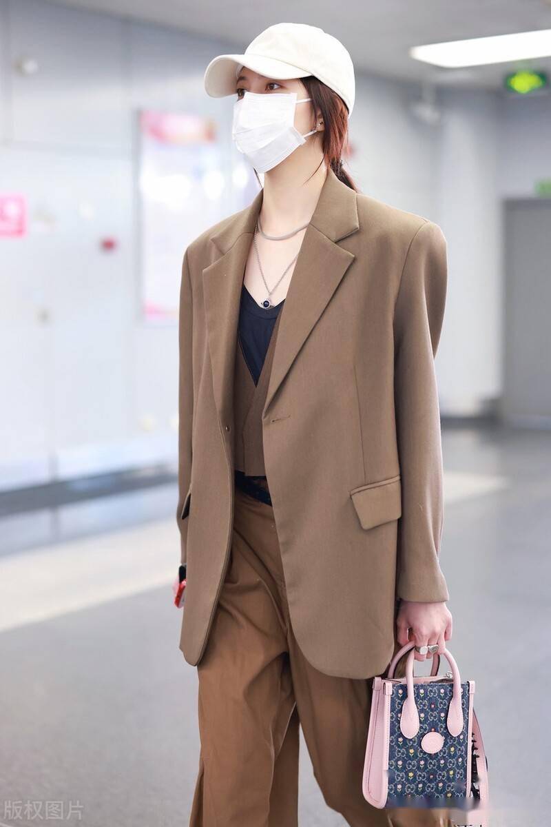 宋妍霏身穿咖色西装现身机场拎包包休闲率性
