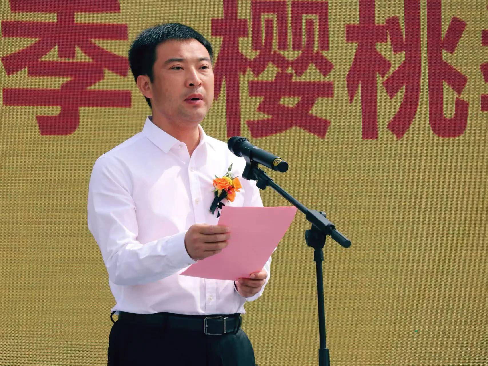 澄城县县长张旭在开幕式上作樱桃产业推介.