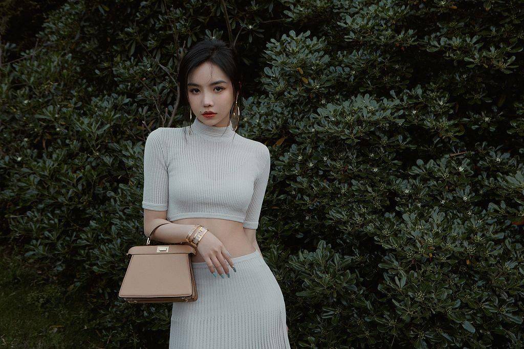 安崎穿露脐装草坪拍时尚大片大秀腹肌身材曼妙