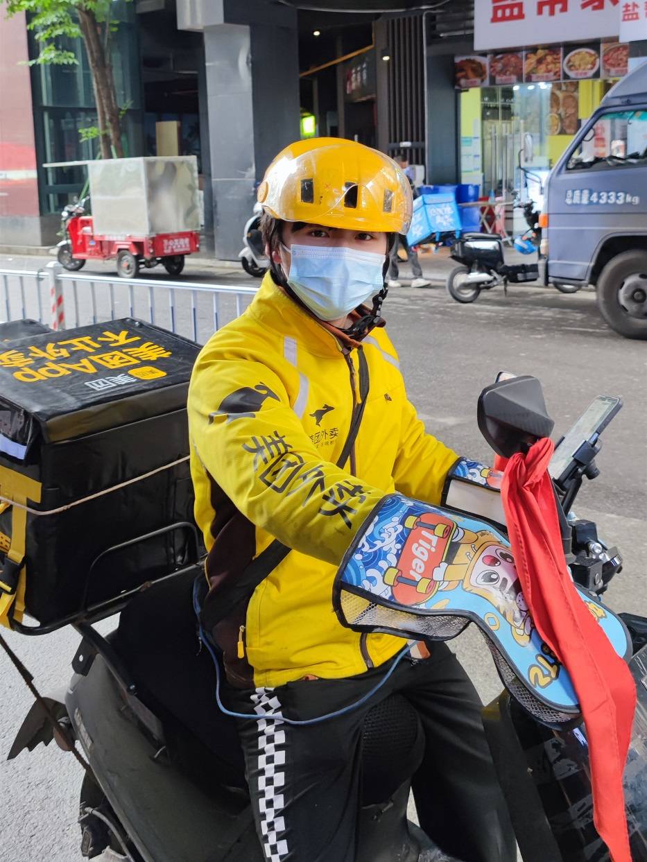 取餐途中救人后悄然离去成都这名聋哑外卖小哥好样的