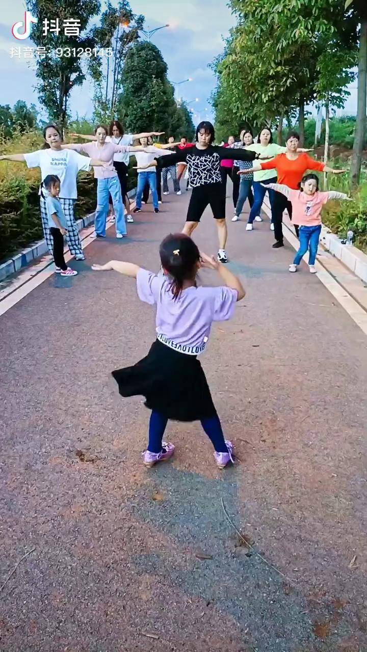 四岁小宝莹莹上幼儿园中班唱歌跳舞是她生活中不可缺少一部分dou小