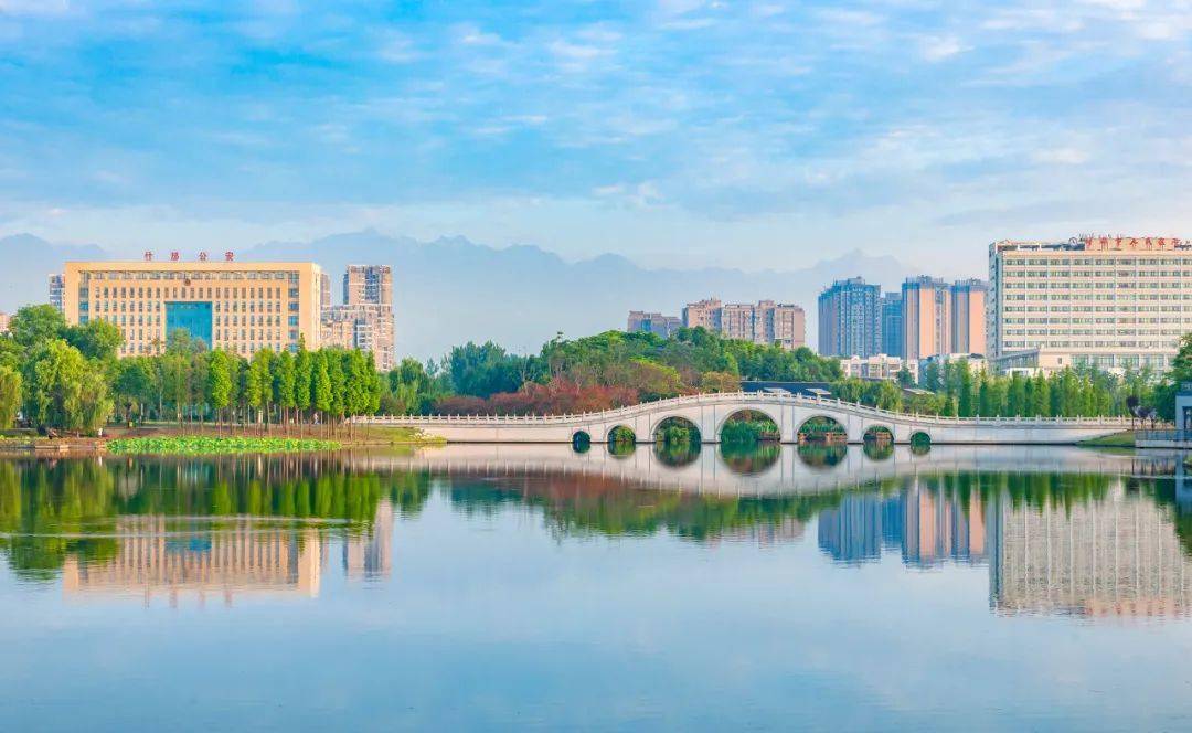 黄禹豪/摄如今的什邡万家灯火,城市如璀璨星河黄禹豪/摄今天,43万感恩