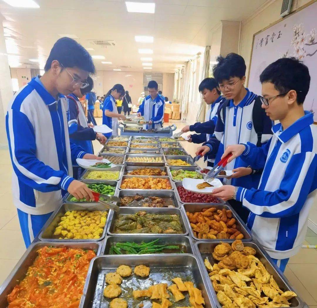 自助区特色区华罗庚中学拥有4个学生食堂,可供4000人同时就餐(市直