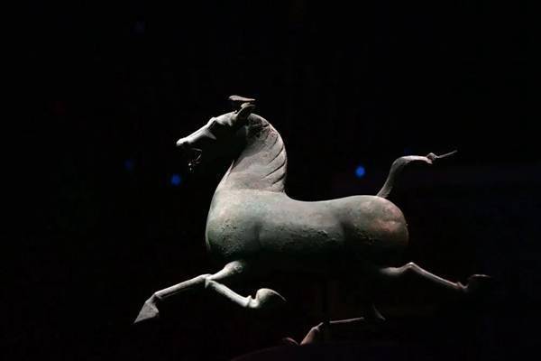 甘肃省博物馆：“国宝”铜奔马的文创热