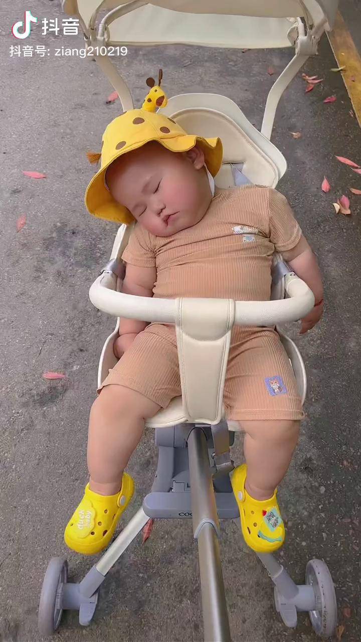 七颗牙,咬人极凶猛睡着的样子最可爱 奶凶奶凶的 萌娃 dou 小助手