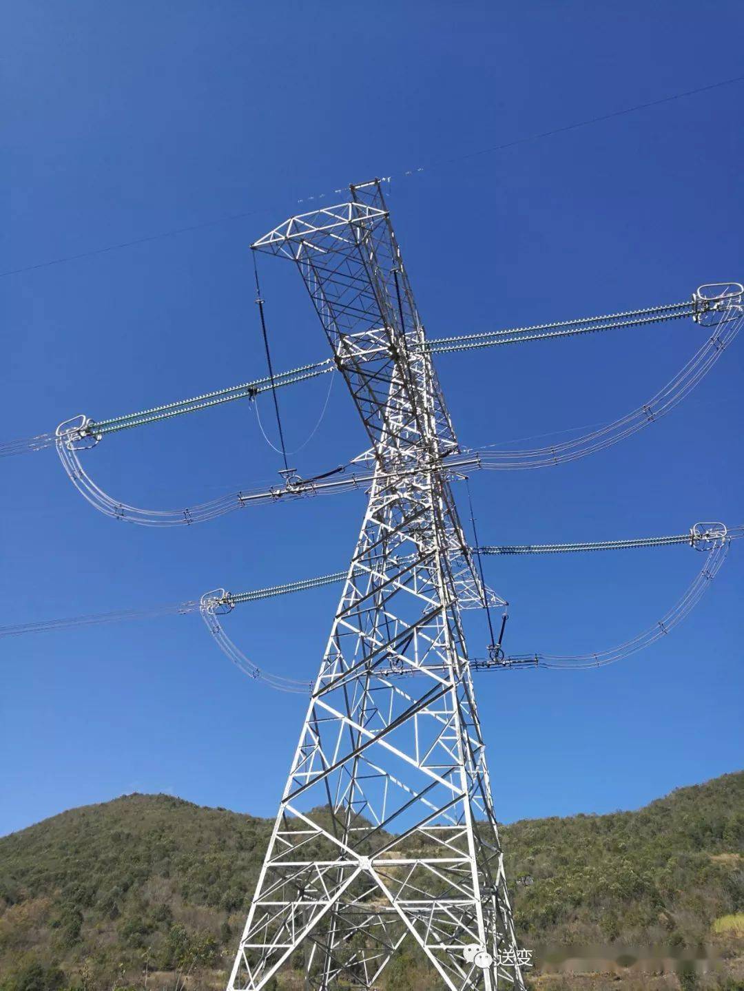 特高壓直流單迴路直線塔,目前國內±800kv,±1100kv直流線路主流塔型.