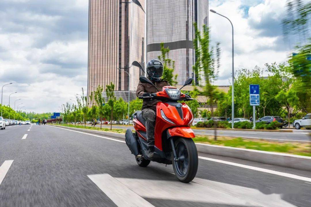 典雅运动两相融,试驾比亚乔beverly400丨把玩