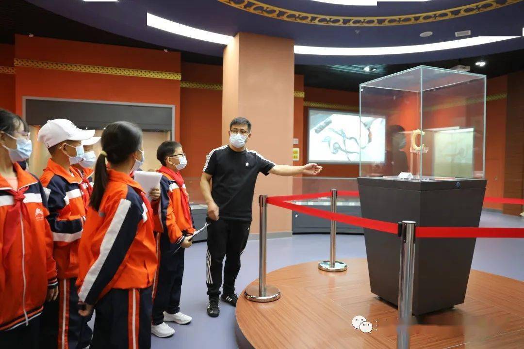由于机缘巧合,正值黄玉龙刚好巡展结束接回馆中,我们一睹"真龙"的风采