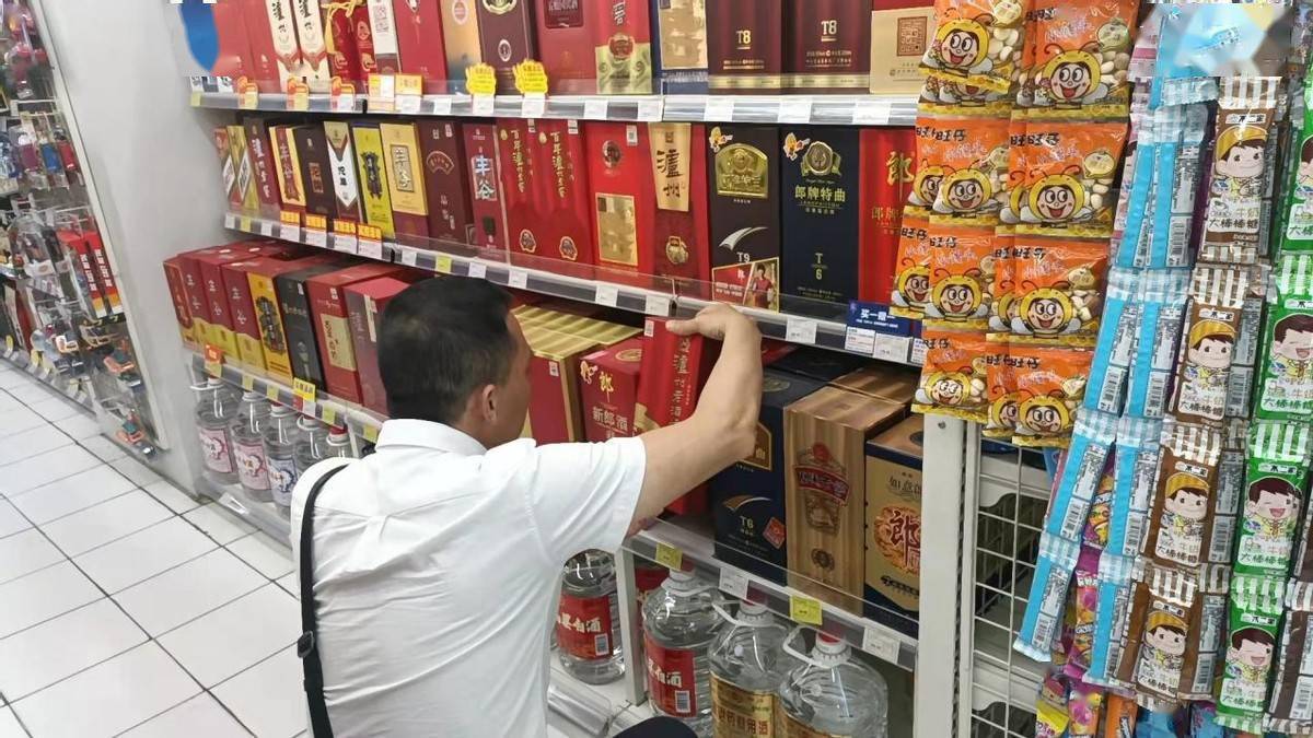 混得差的几款白酒摆在超市角落积灰被老酒腻子当作口粮