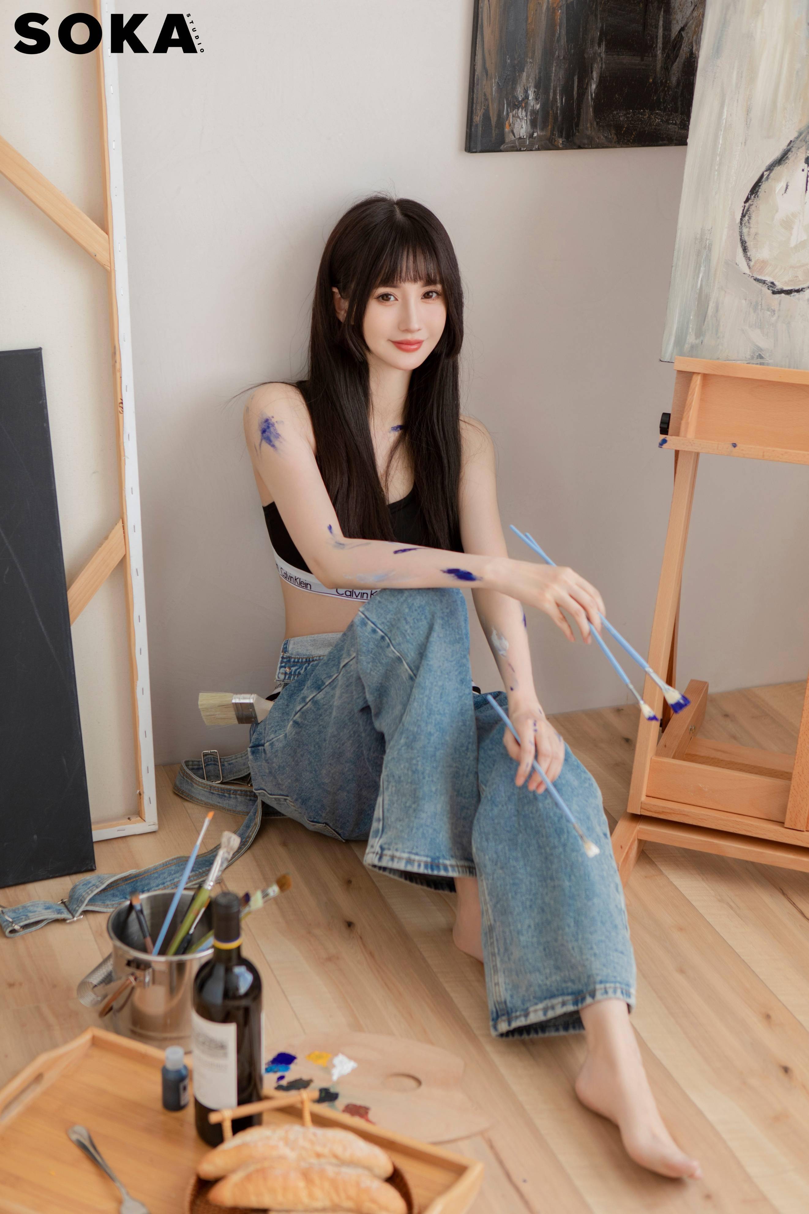 头齐刘海公主切发型,搭配背带牛仔套装和黑色运动比基尼,让人纯纯欲动