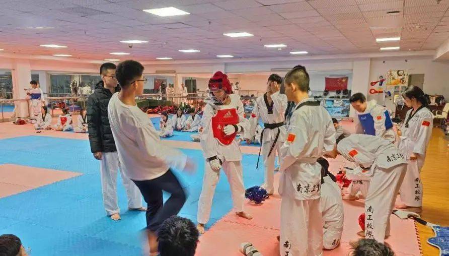 他是校跆拳道队队员的榜样_训练_晓龙_沈雨