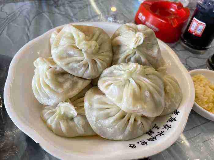 「辽宁地标美食」锦州特色美食"沟帮子水馅包子"你吃过吗?