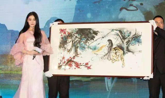 张馨予画了幅梅花卖了70980元人美画更美