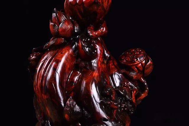 张弛有度的大红酸枝雕刻成的木雕魅力无限