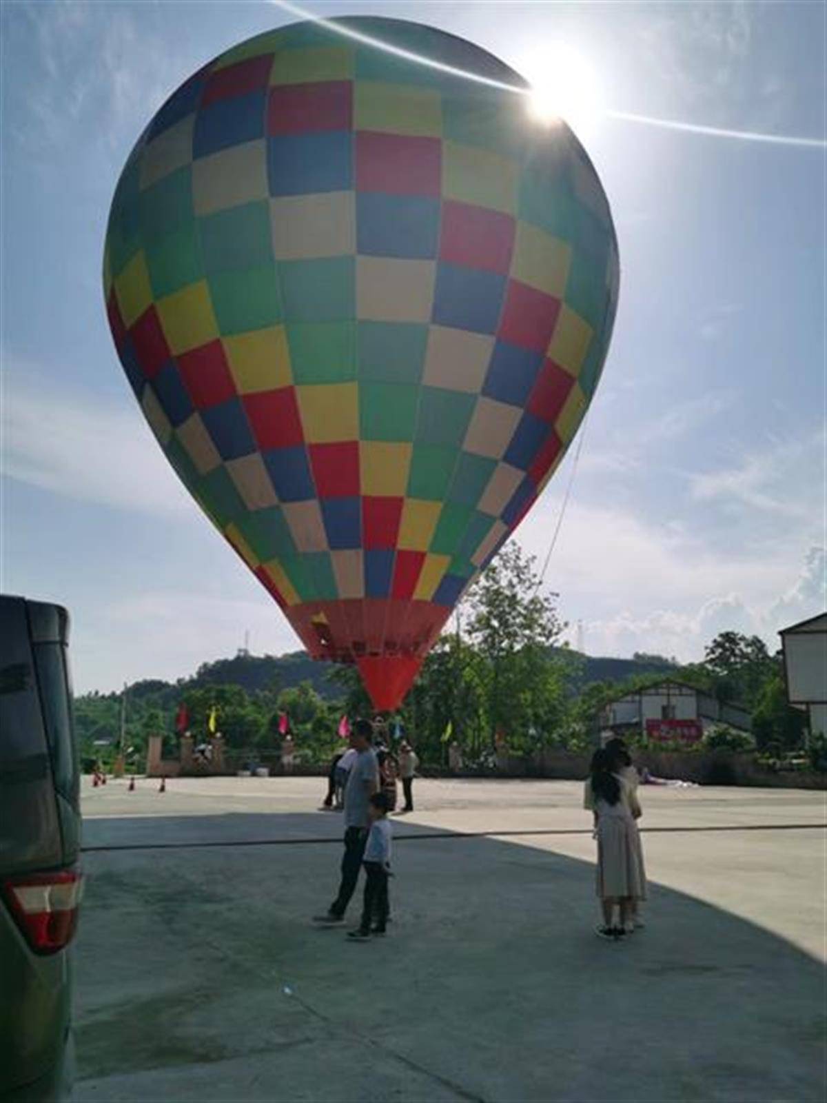 热气球脱缰后降落竹林，景区：上面无游客，项目已暂停