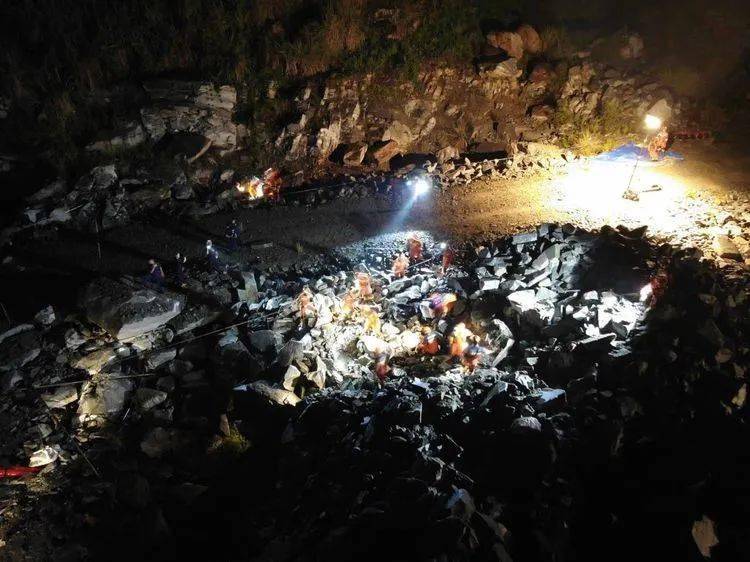 儋州消防利用恶劣天气条件加强地震救援专业训练