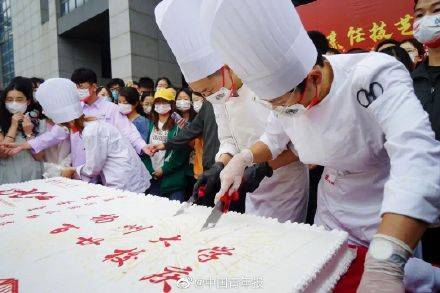 高校校庆请3万多学生免费吃大餐，还有2米长的大蛋糕(图3)