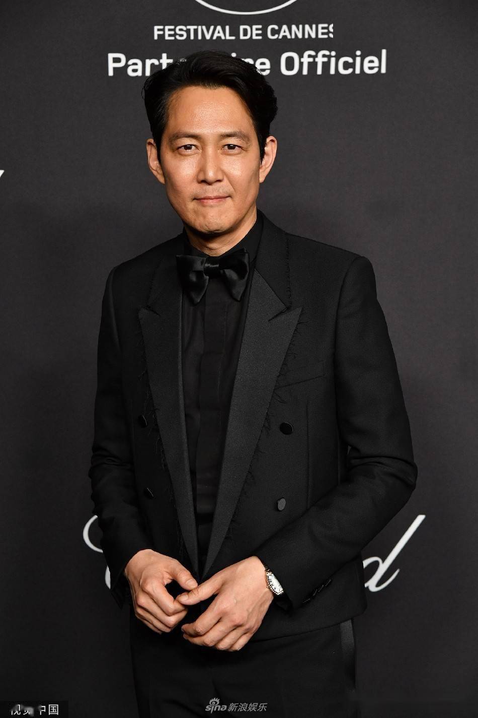 第75届戛纳电影节李政宰穿黑色西装帅气有型_衬衫_男星_时间