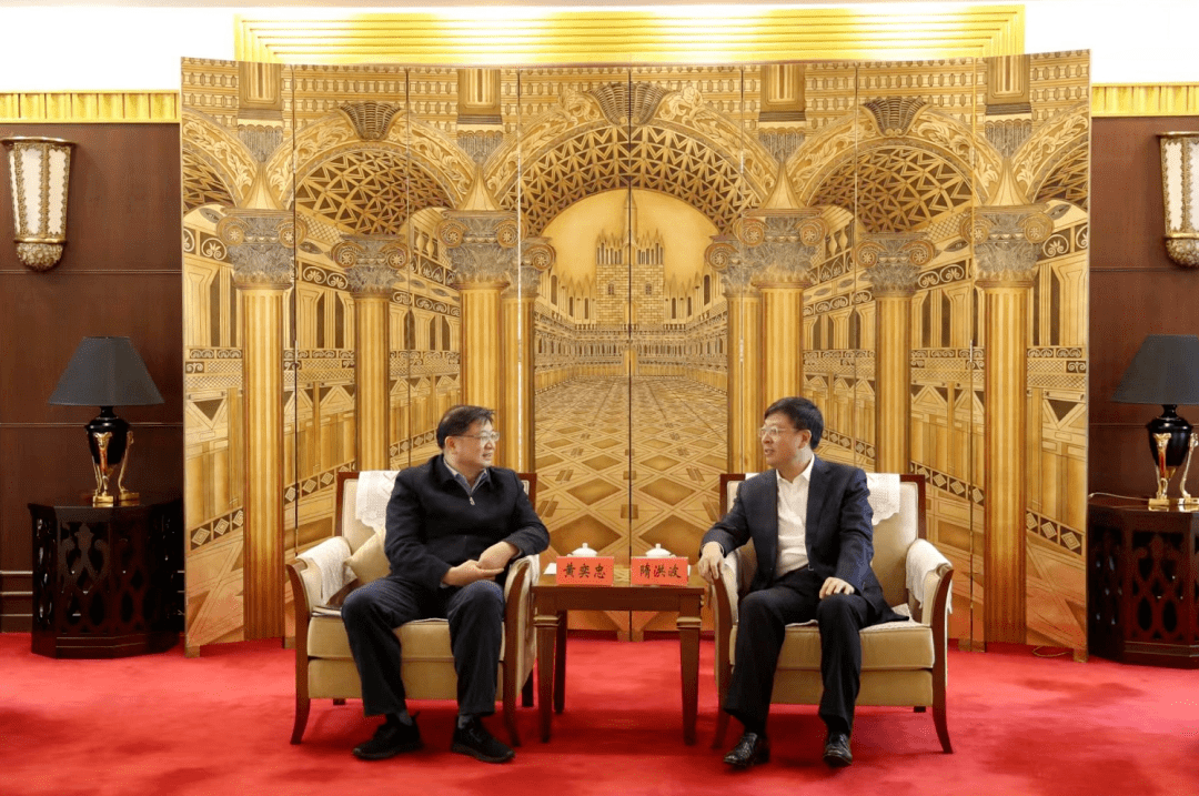 会见中,隋洪波首先代表市委,市政府对黄奕忠一行到伊