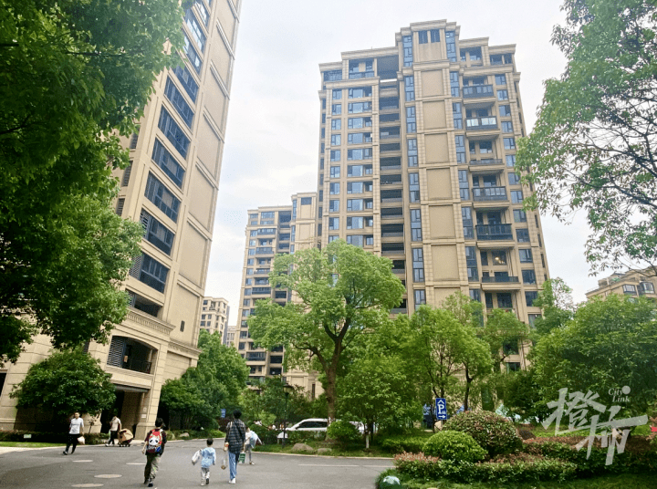 紫郡东苑是郡庭物业,紫郡西苑是绿城物业,比较直观的感受是门岗人员