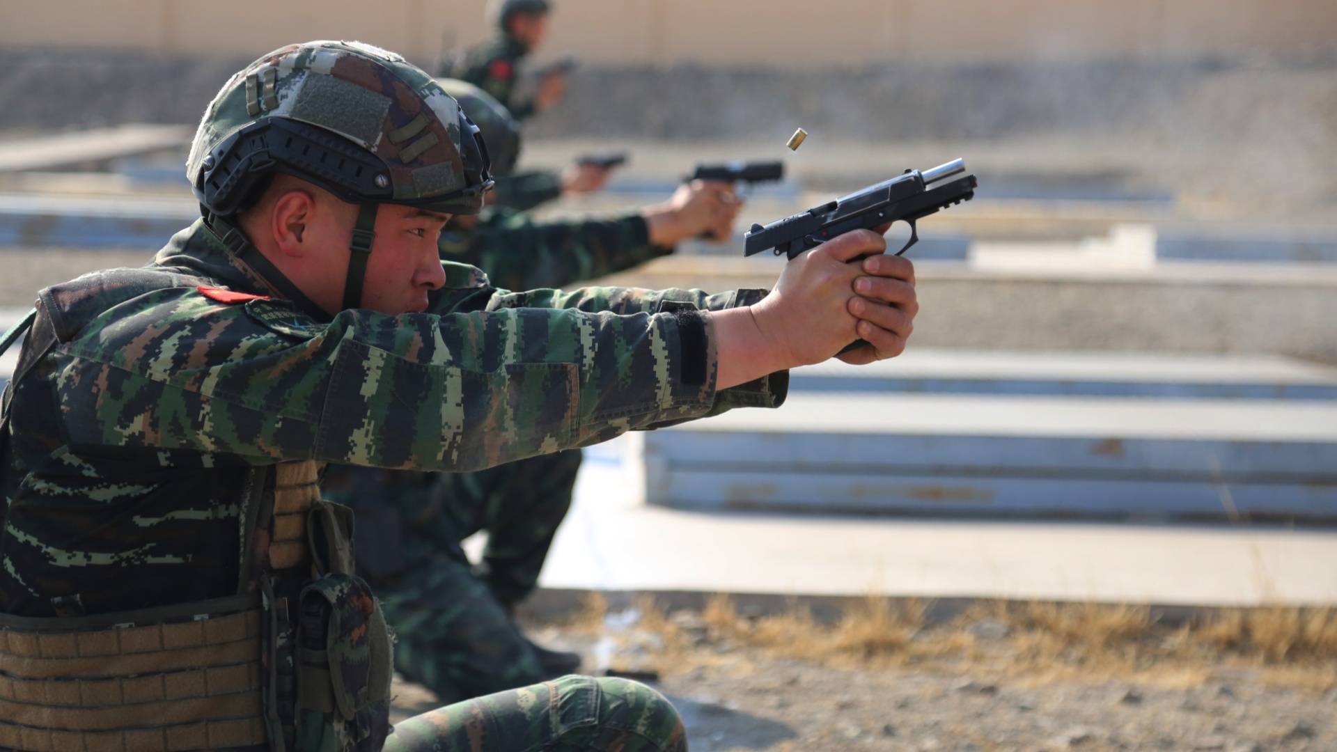 组图丨直击武警勤训轮换实弹射击现场_邓自正_罗辉波_武警宁夏总队