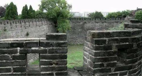 古代城墙主要由墙体,城楼,角楼,城门和瓮城等构成,而城墙或城池旁突出