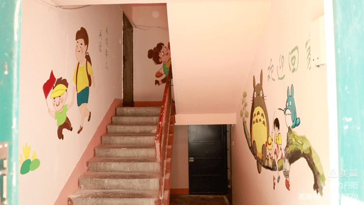 开展"手绘文明61扮靓家园"志愿服务活动,将文明宣传画在小区楼道内