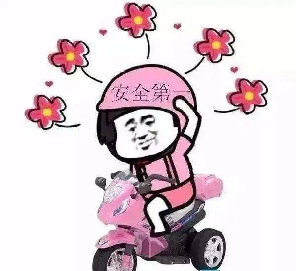 头盔没戴好安全没系牢事实证明佩戴安全头盔一定要系扣