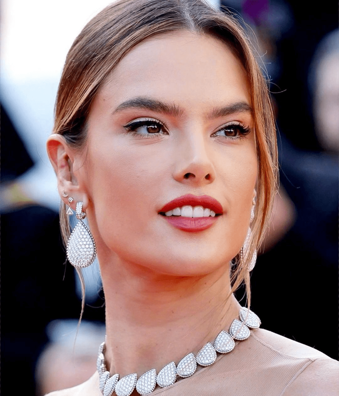 超模aa挺放得开,走红毯上身只用了"三块贴片",配长裙奢华精致_风格