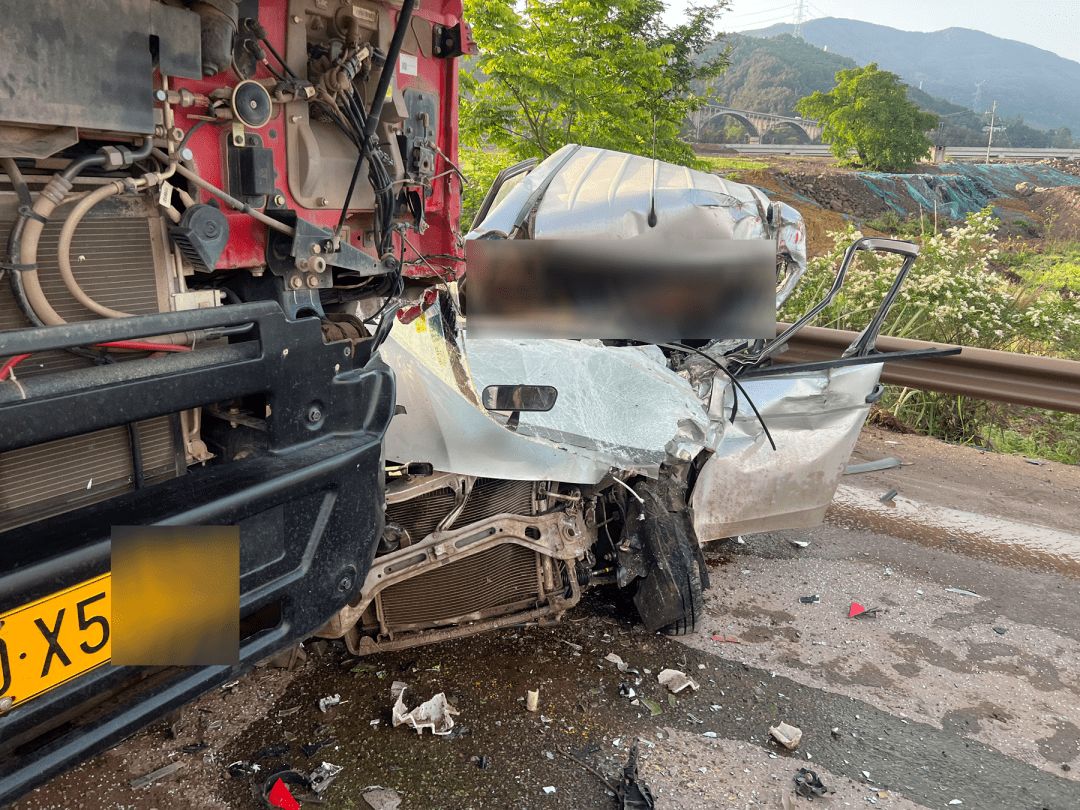 警惕万州这起交通事故造成一人死亡一人受伤