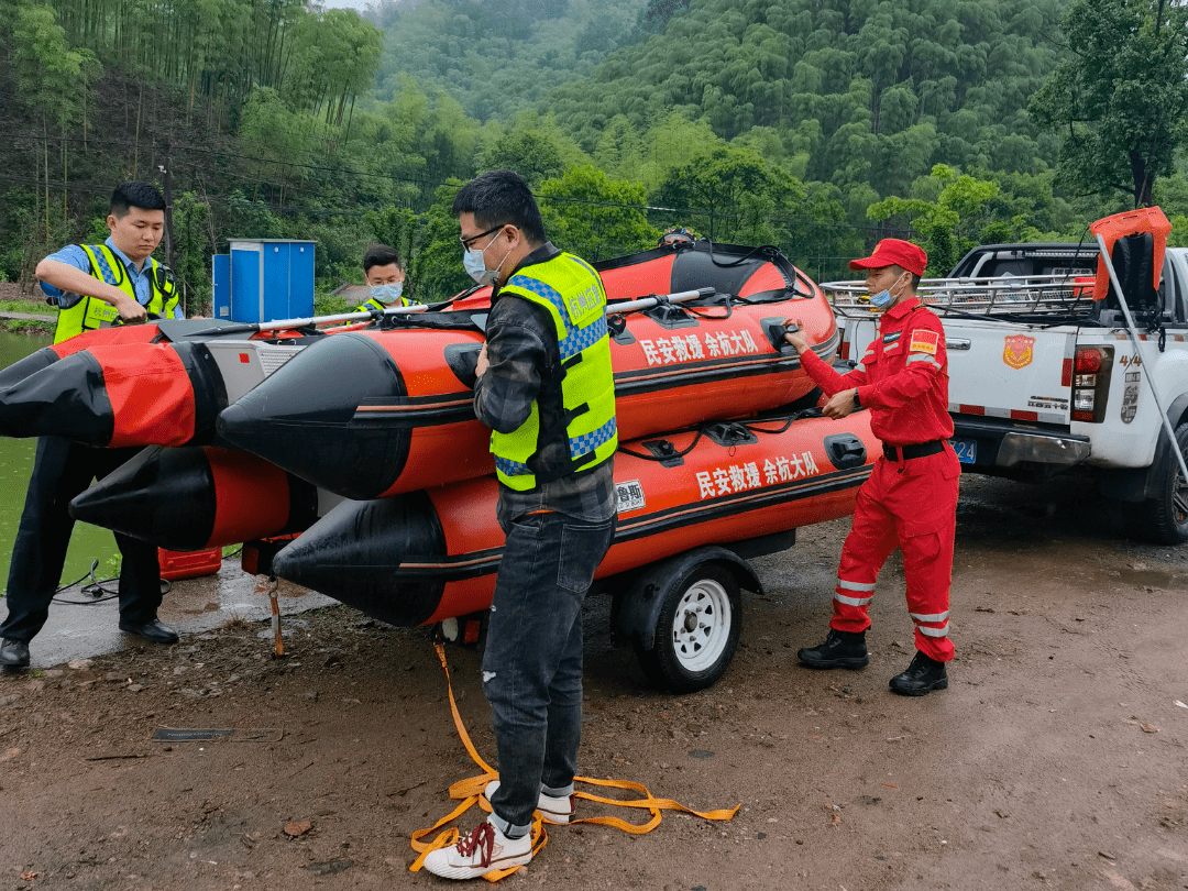 百丈镇开展山地与水域应急救援培训演练